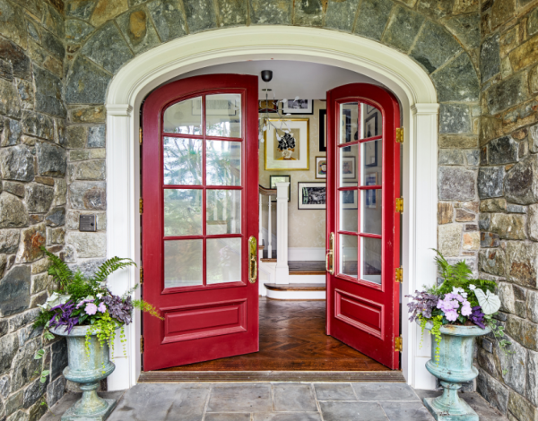 Pintu depan dengan warna mencolok